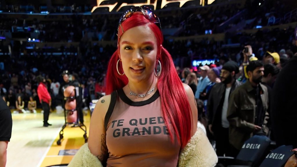 Karol G confirma colaboración con Shakira en su canción "TQG"