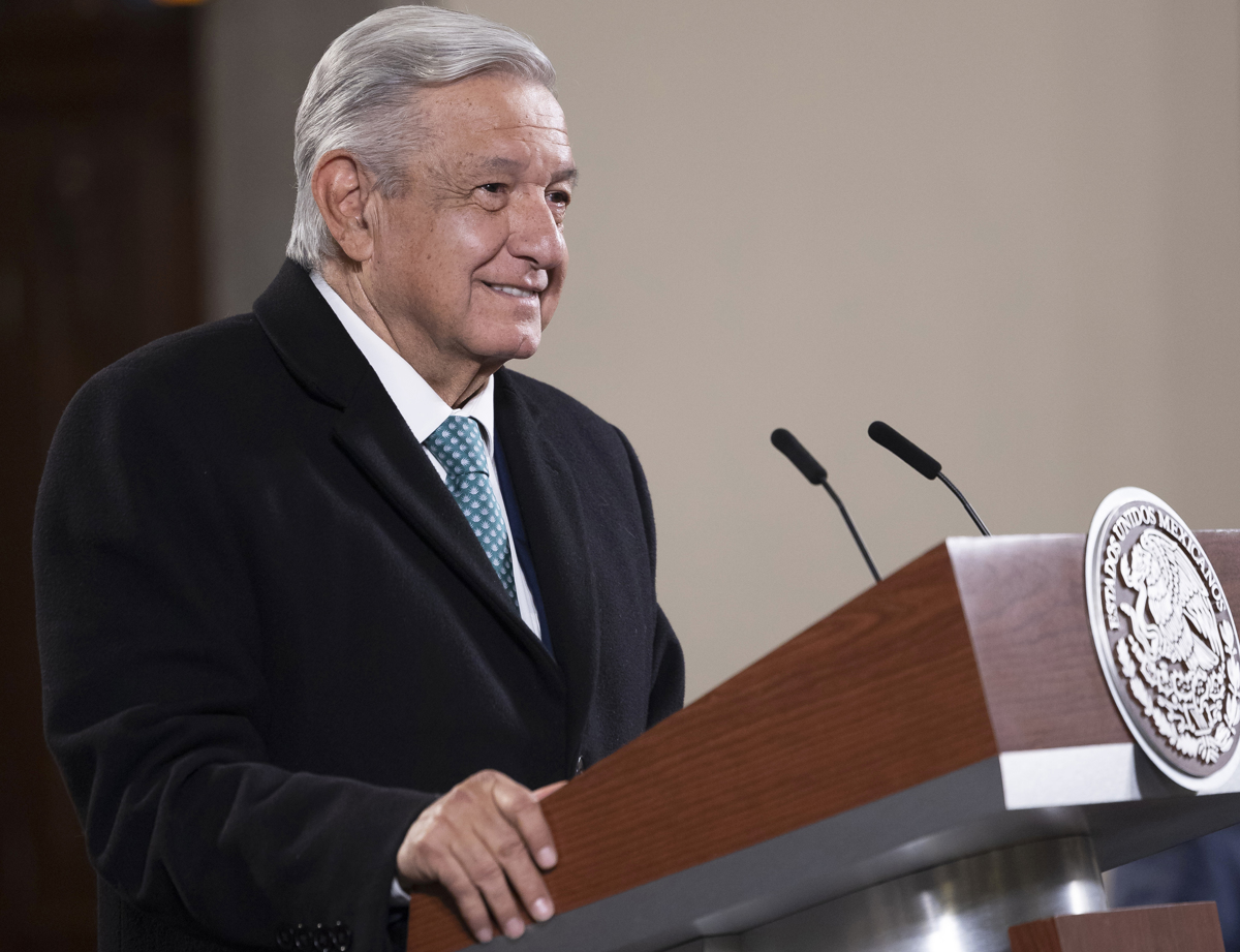 López Obrador minimiza la multitudinaria protesta