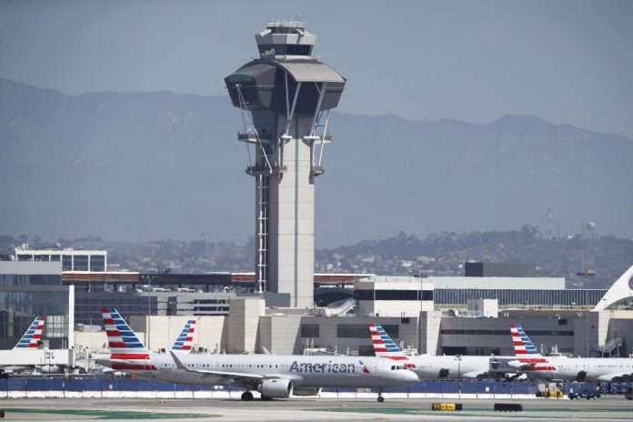 Apagón retrasa actividad en el Aeropuerto Internacional de Los Ángeles