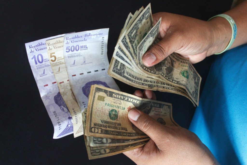 El bolívar mejora ligeramente frente al dólar tras 22 días de caída
