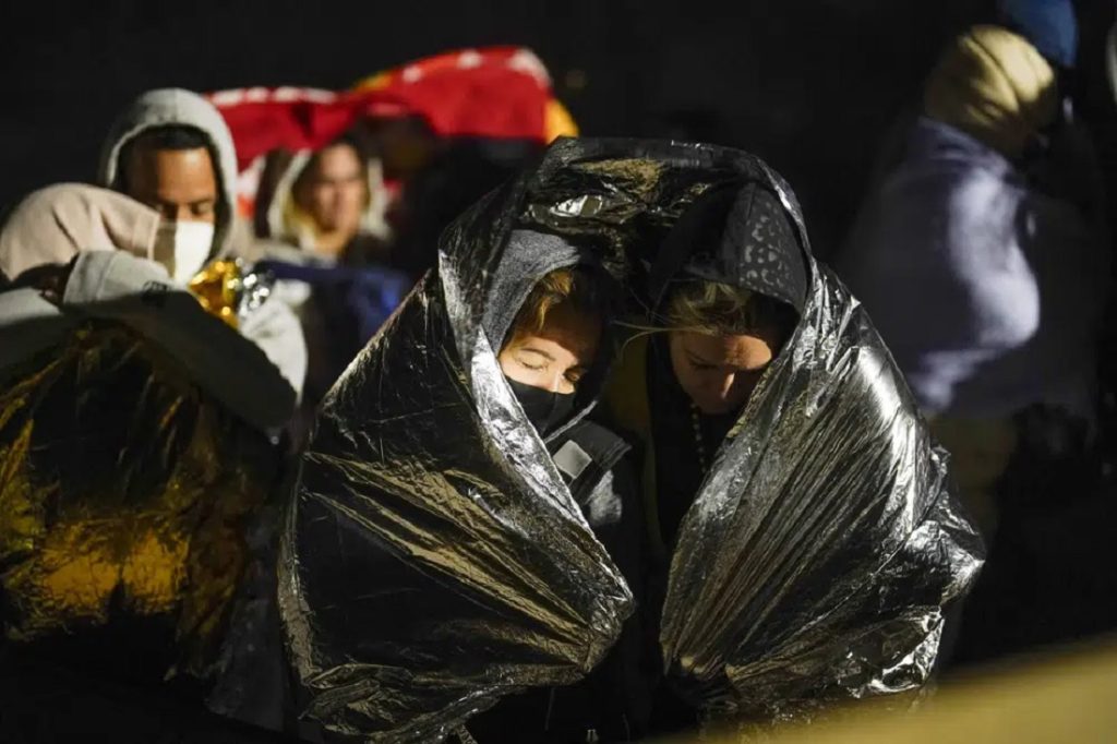 AP News: Migrantes a merced de un cuestionable mercado online de patrocinadores estadounidenses