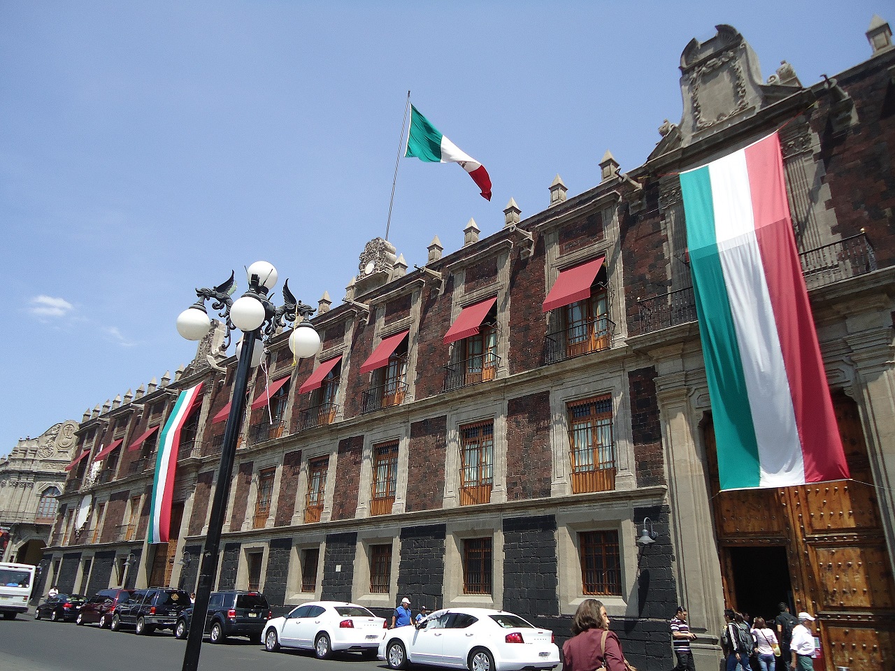 Oposición mexicana critica que exfuncionario chavista diseñe contenido para su sistema educativo