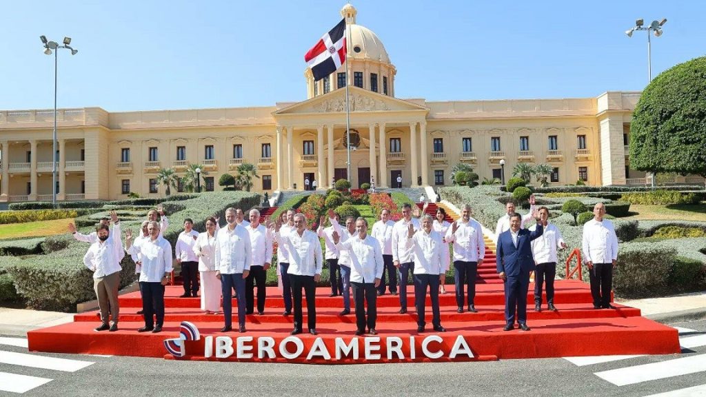 Maduro no viajó a Santo Domingo por "falso resultado de prueba de COVID", alega Miraflores