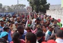 Miles de migrantes buscan salir en avión de la frontera sur de México