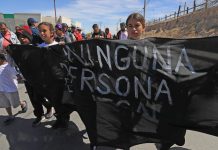 Decenas de migrantes venezolanos reclaman justicia a López Obrador en el norte de México