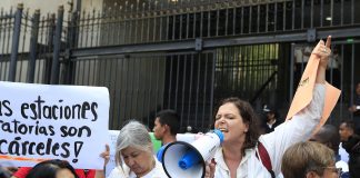 Migrantes se manifiestan en solidaridad con los fallecidos en el norte de México