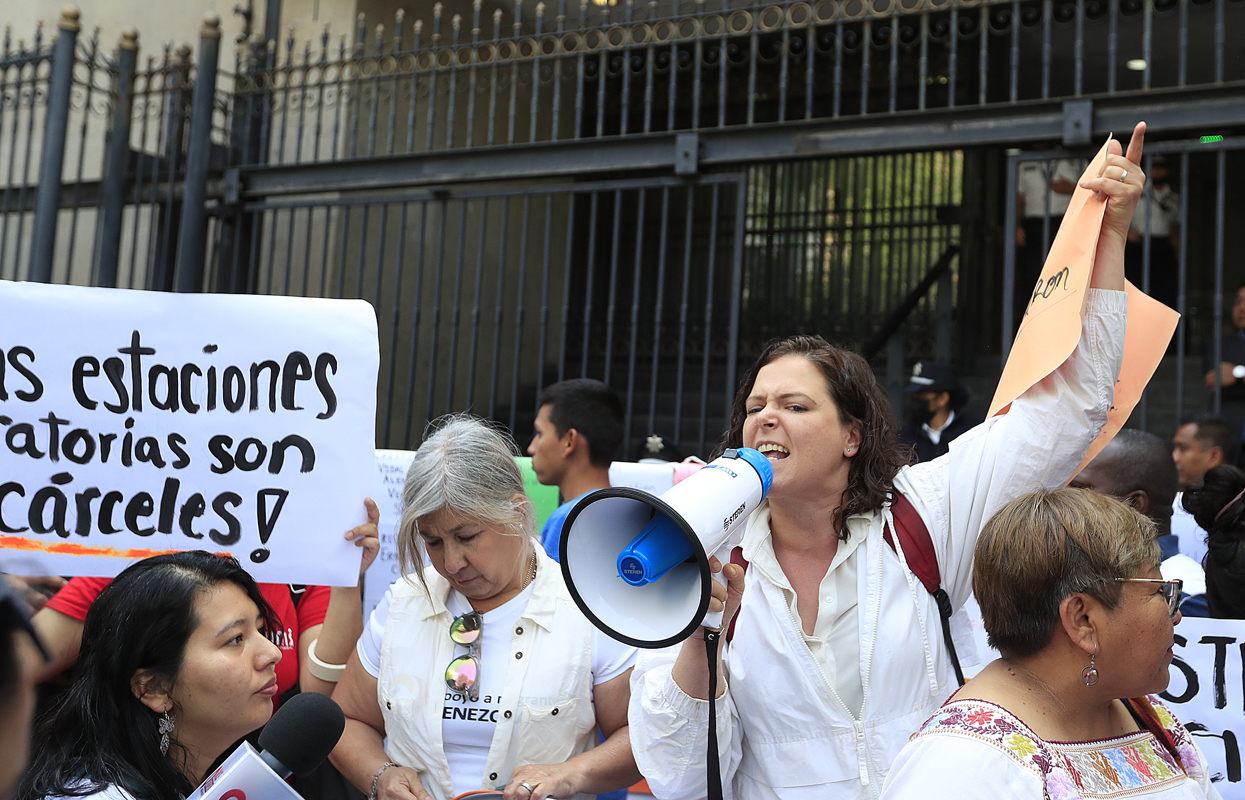 Migrantes se manifiestan en solidaridad con los fallecidos en el norte de México