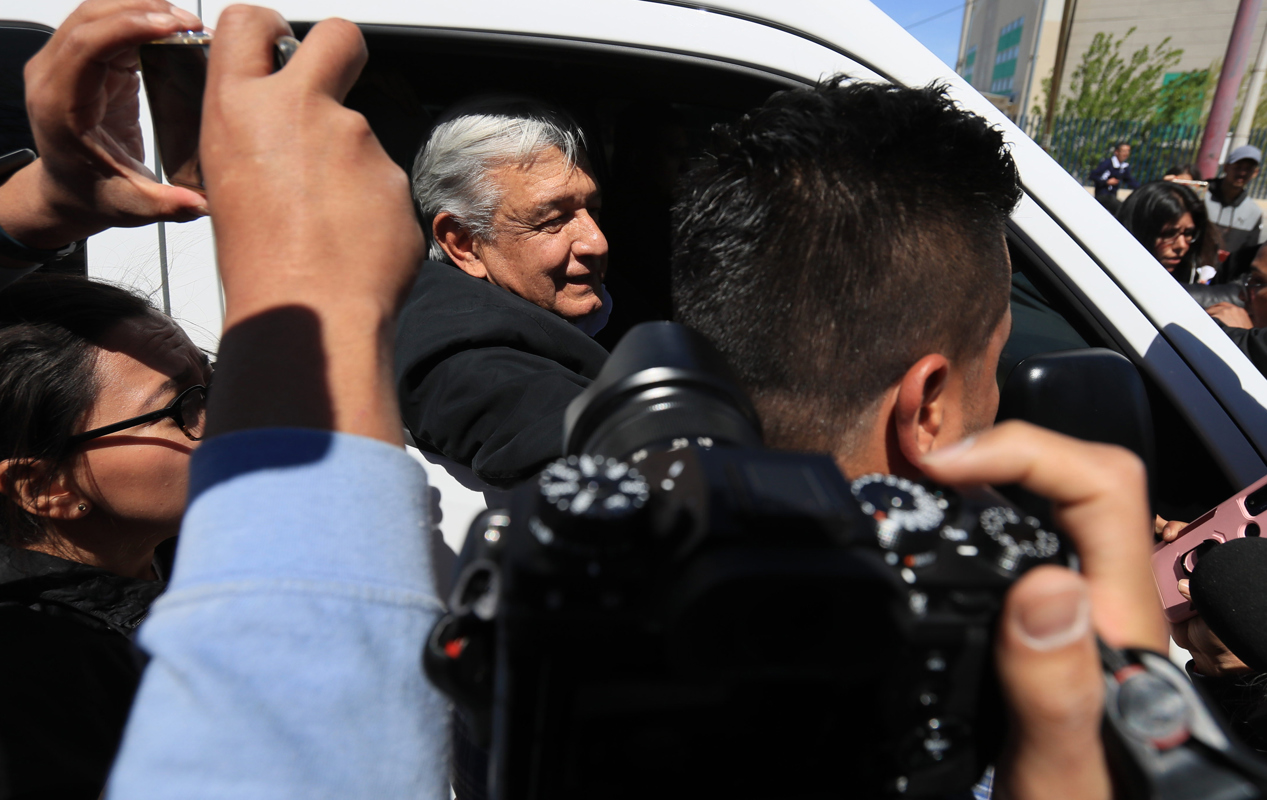 Decenas de migrantes venezolanos reclaman justicia a López Obrador en el norte de México