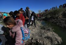 Tras incendio fatal en México, migrantes buscan entregarse en Estados Unidos