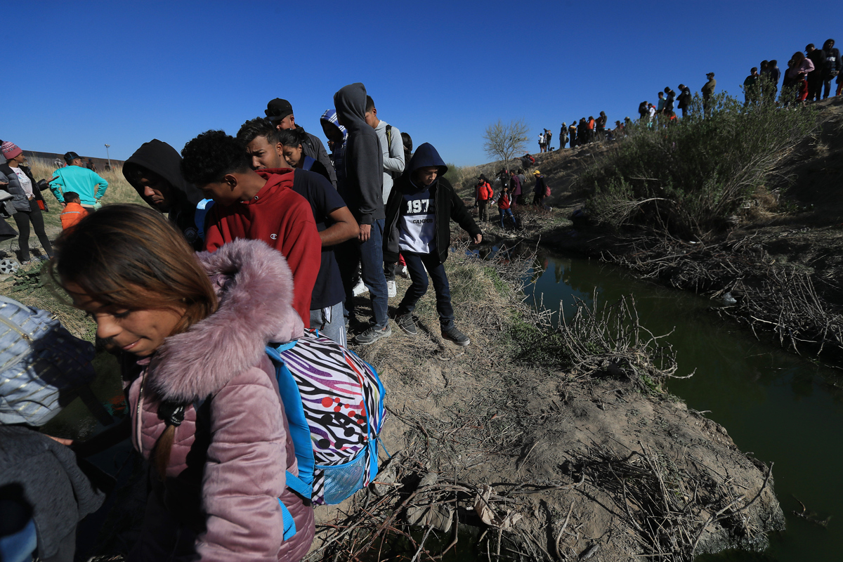 Tras incendio fatal en México, migrantes buscan entregarse en Estados Unidos