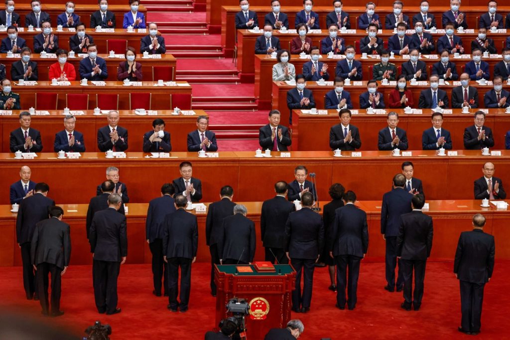 Los delegados recién elegidos se inclinan ante el presidente chino, Xi Jinping
