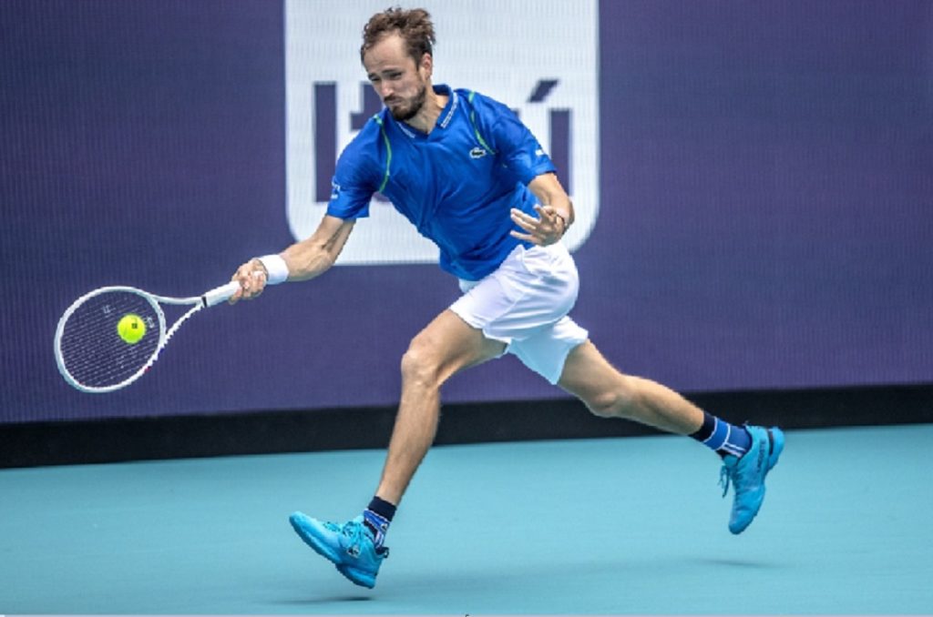 Medvedev gana el derbi ruso a Khachanov