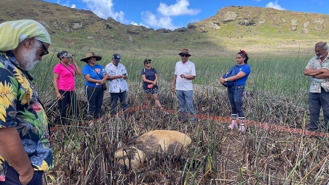 Descubren una nueva estatua moai en un lago seco de la isla chilena Rapa Nui