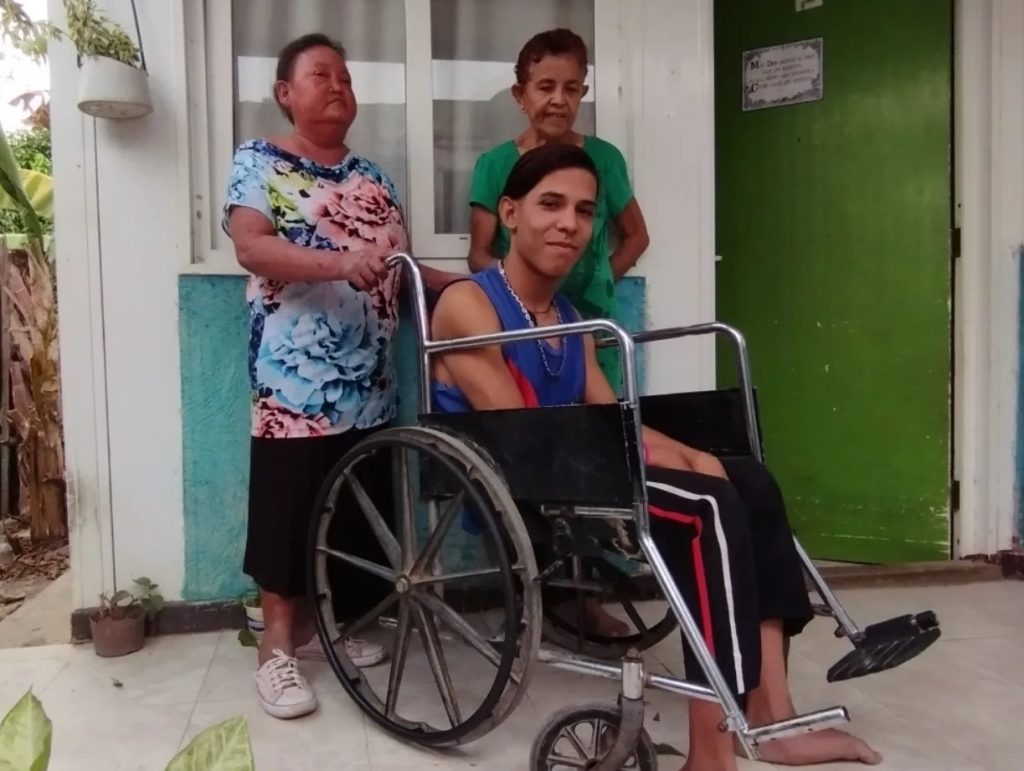 Servicio Público: Ángel De Jesús requiere una silla de ruedas eléctrica