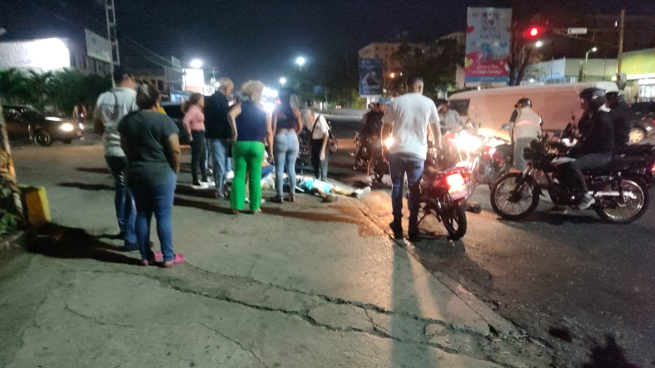 Colisión de moto y carro en Naguanagua dejó a un joven lesionado