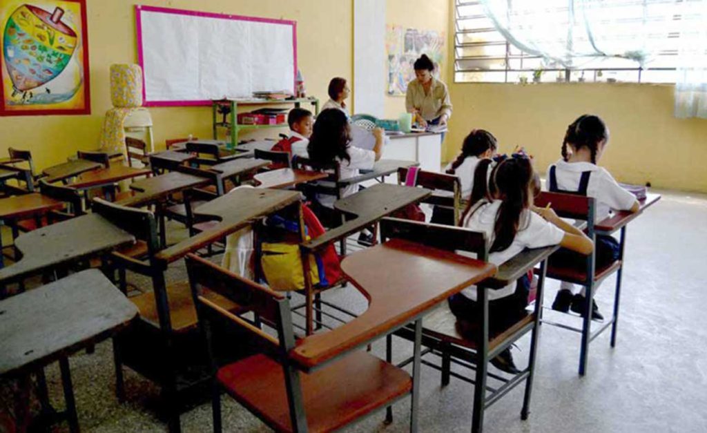 Salón de clases sin estudiantes