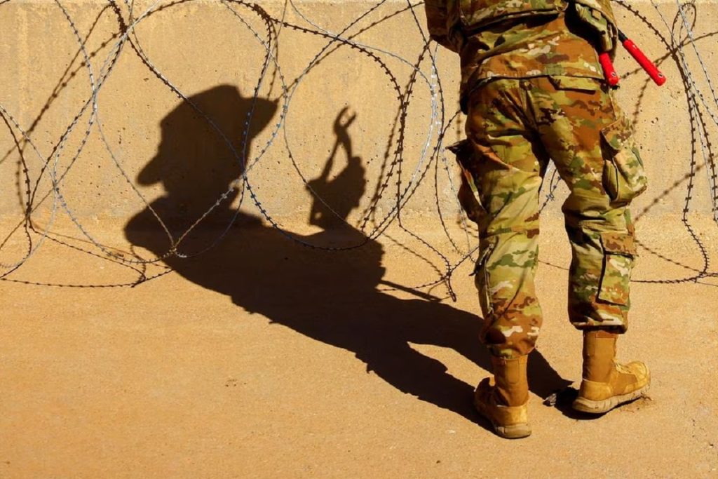 Reuters: Juez de EE.UU. anuló política fronteriza de atrapar y liberar de Biden