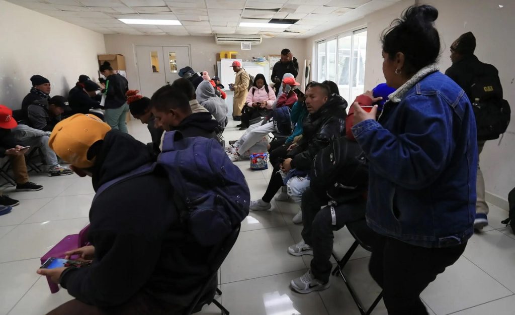 Policía desaloja violentamente a migrantes de iglesia en frontera de México