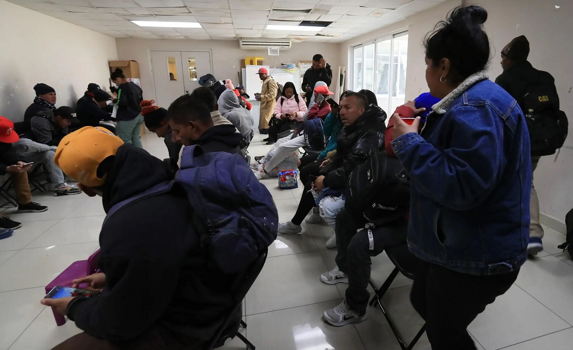 Policía desaloja violentamente a migrantes de iglesia en frontera de México