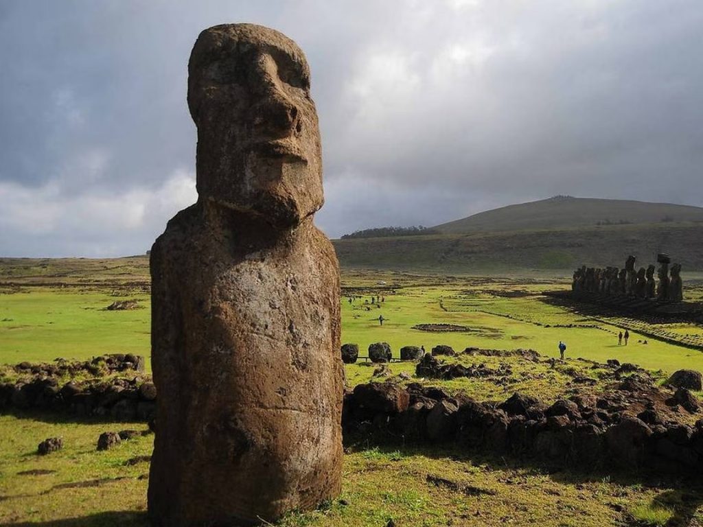 Descubren una nueva estatua moai en un lago seco de la isla chilena Rapa Nui