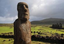 Descubren una nueva estatua moai en un lago seco de la isla chilena Rapa Nui