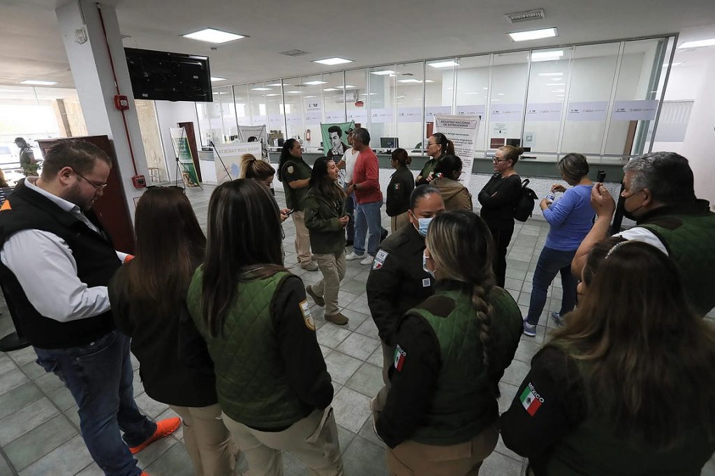 Agentes de migración protestan en norte de México por detención de compañeros