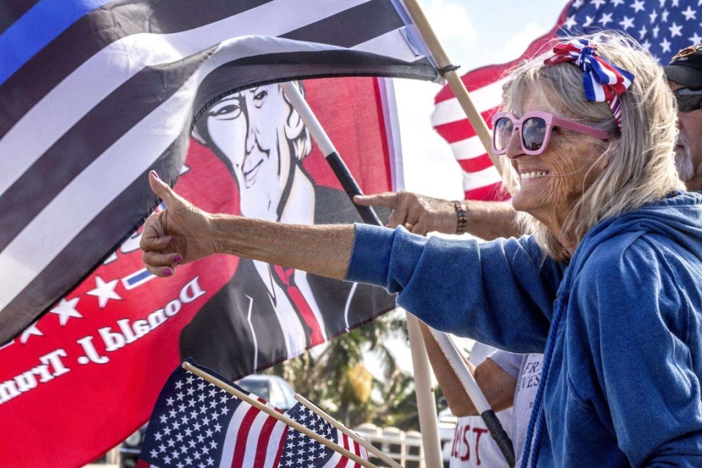 Pequeños grupos se manifiestan en apoyo a Trump cerca de su casa de Florida