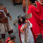 Caraqueños suben las cuestas de un barrio para presenciar la pasión de Cristo