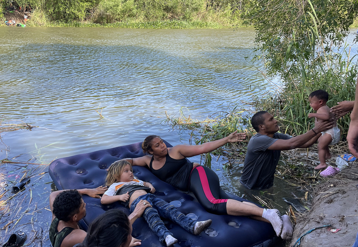 Migrantes en México se lanzan al río Bravo por desesperación de llegar a  EEUU - El Carabobeño