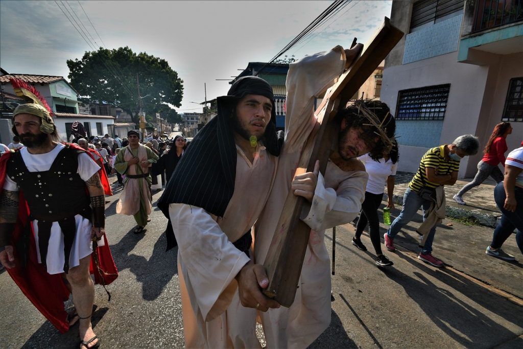 Comunidad teatral y religiosa de Valencia escenificó el Viacrucis Viviente este viernes