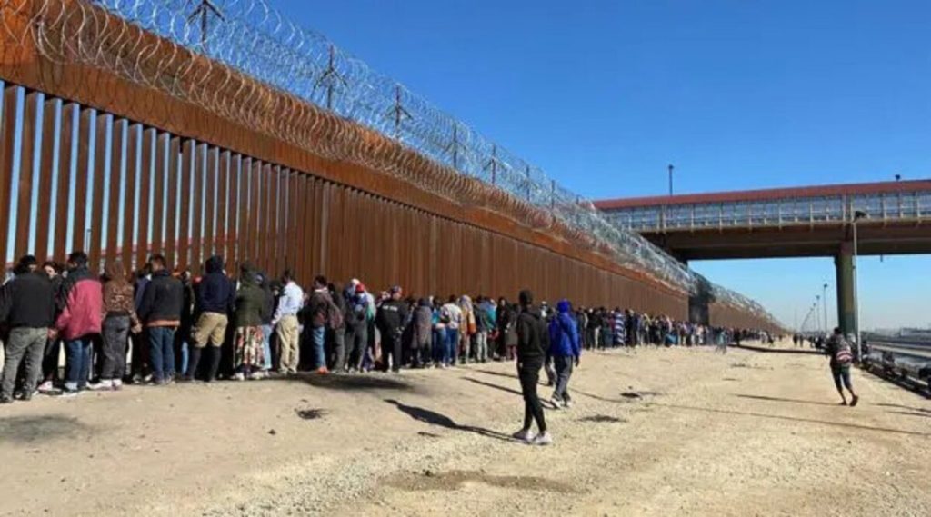 Migrantes derriban vallas en el sur de México para exigir regularización