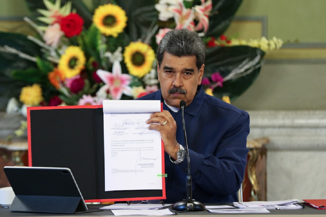 Maduro firma la ley "para quitar bienes a corruptos y narcotraficantes"