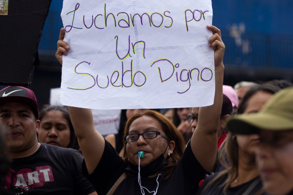 Docentes exigen que el Presupuesto Nacional 2024 incluya su aumento salarial