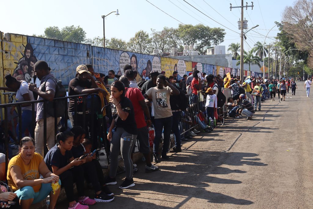 Cientos de migrantes venezolanos arriban a oficinas migratorias de Chiapas en busca de petición de asilo