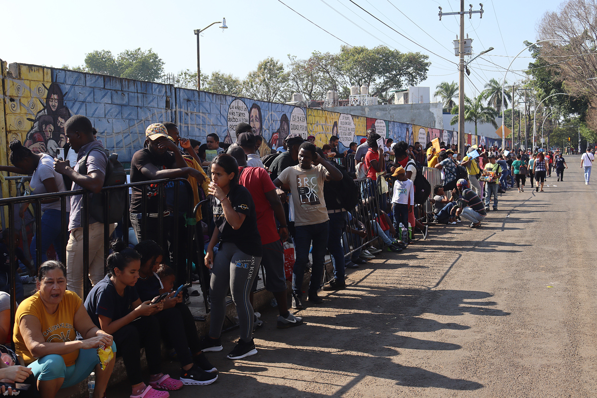 Cientos de migrantes venezolanos arriban a oficinas migratorias de Chiapas en busca de petición de asilo