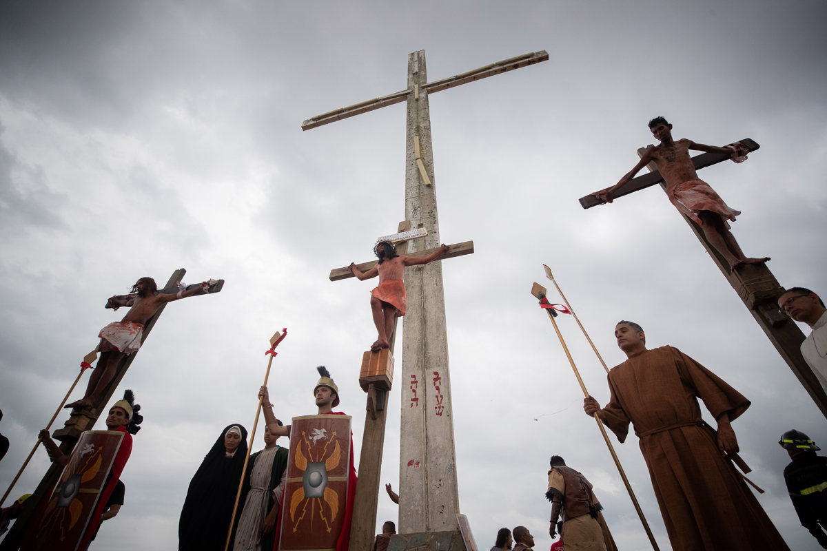 Caraqueños suben las cuestas de un barrio para presenciar la pasión de Cristo