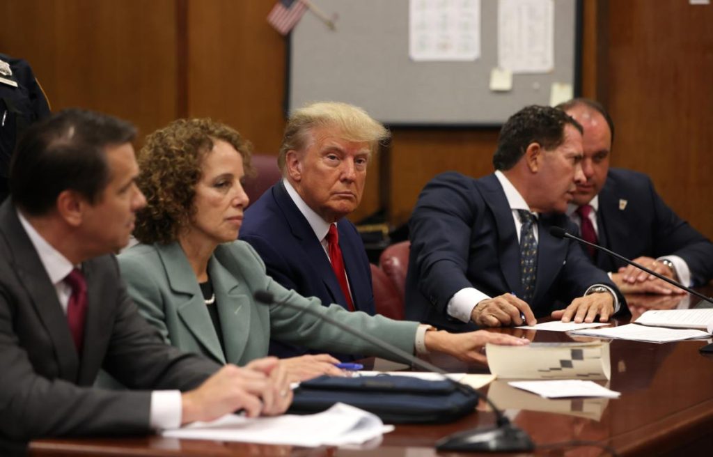 Un juez de Nueva York rechazó este miércoles una solicitud de la Fiscalía de Manhattan para evitar que un exfiscal de esa agencia testifique ante un comité de la Cámara de Representantes de EE.UU., liderada por republicanos, sobre la investigación contra el expresidente Donald Trump, según informaron medios locales.