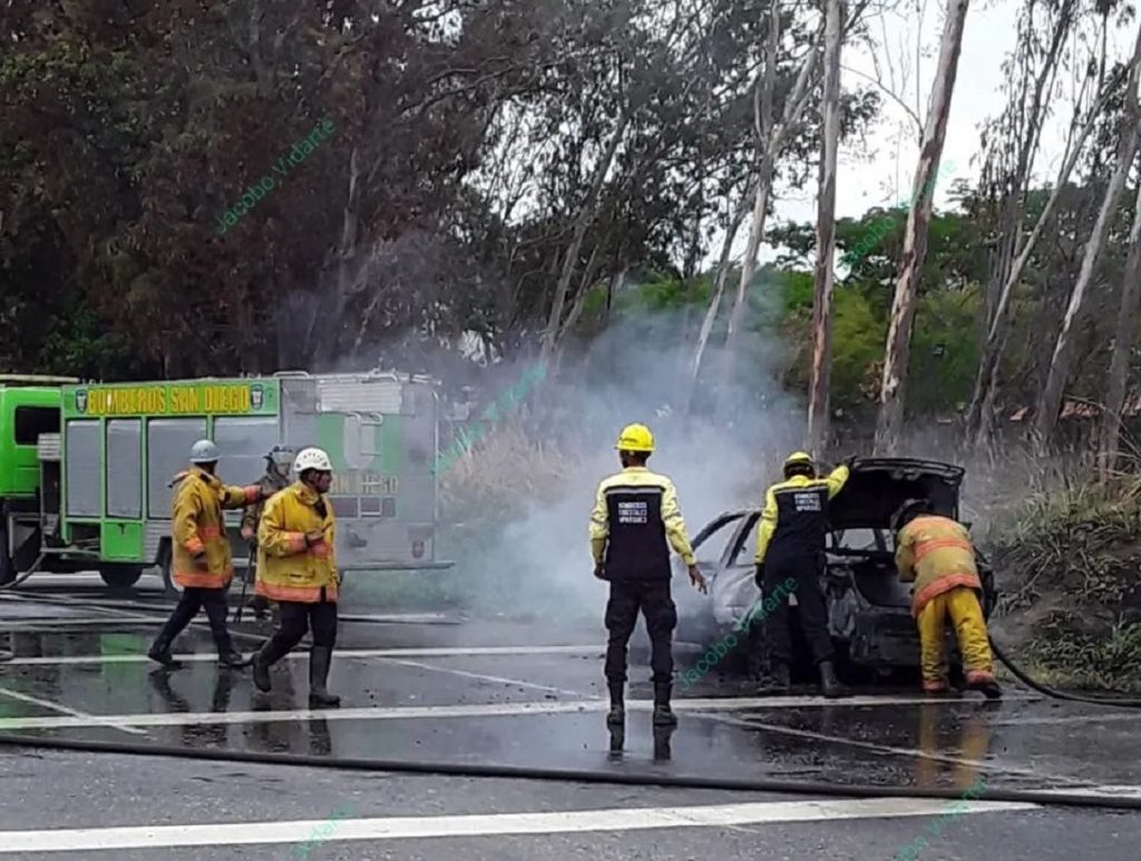 Registrado incendio de vehículo en la Variante San Diego-Yagua