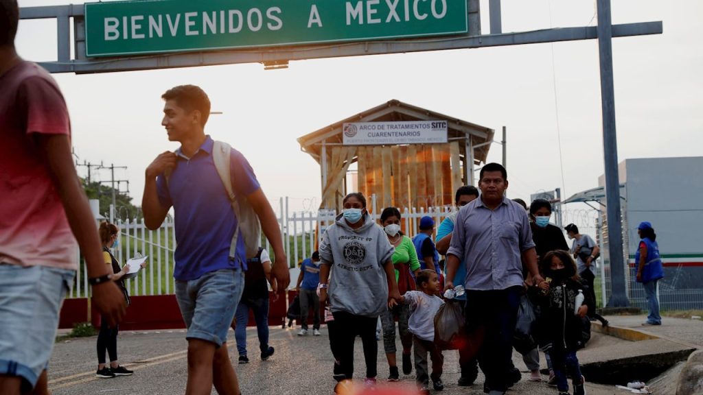 México otorga 2 mil 320 tarjetas humanitarias a migrantes varados en la capital