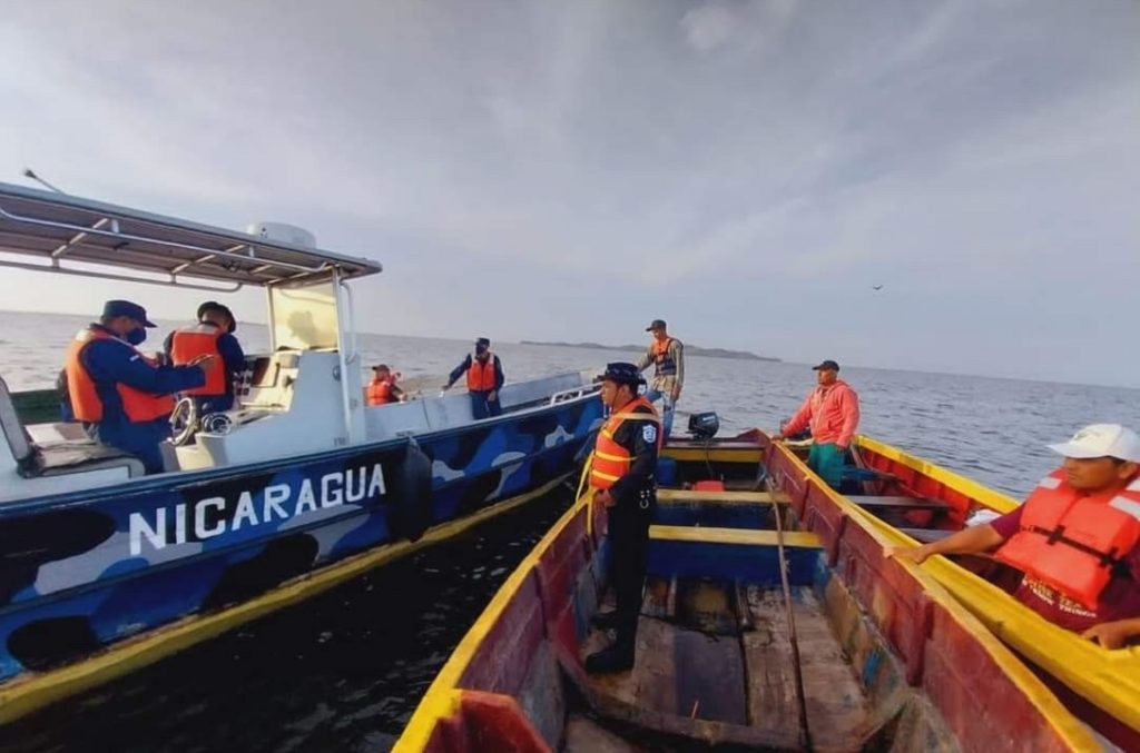 Un muerto, dos desaparecidos y seis rescatados en naufragio en lago de Nicaragua