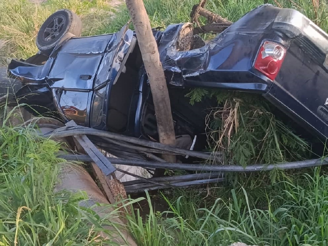 Volcamiento en la vía de Flor Amarillo dejó a un hombre con lesiones múltiples