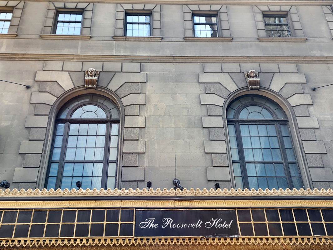Famoso hotel Roosevelt de Nueva York reabre como refugio de familias inmigrantes