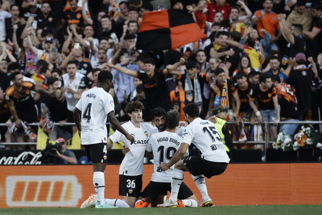 Valencia se aferra a primera