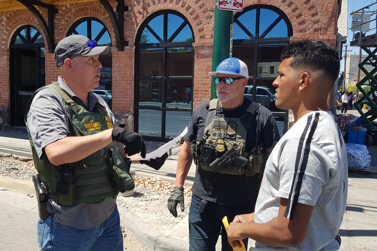 Miedo y esperanza de un trato justo empujan a migrantes venezolanos a entregarse en El Paso