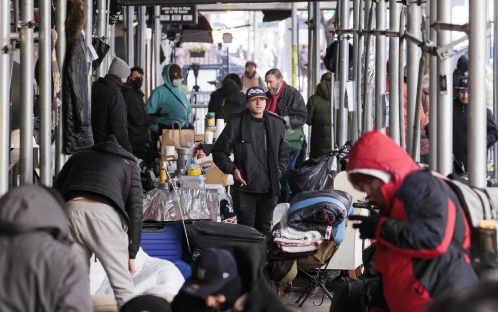 Consejo de Nueva York aprueba medidas para dar más espacio en los refugios a los migrantes venezolano