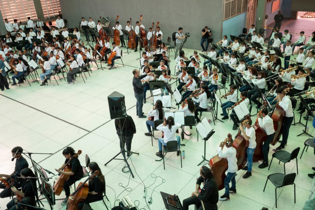 Jóvenes solistas europeas conocen de cerca el trabajo del Sistema de Orquestas venezolano