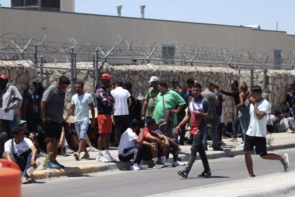 Miedo y esperanza de un trato justo empujan a migrantes venezolanos a entregarse en El Paso