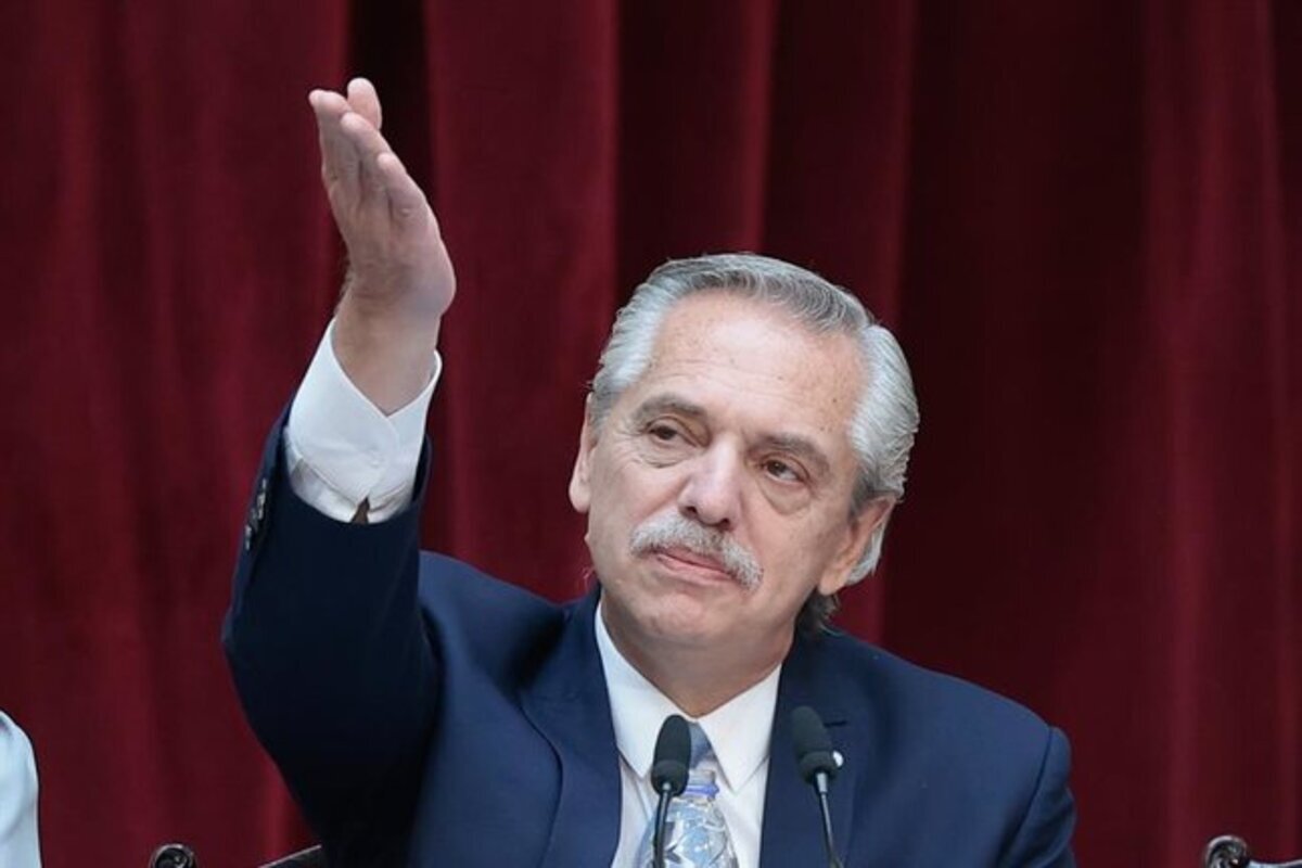 Alberto Fernández acusado de violar orden de restricción de acercamiento contra Yáñez