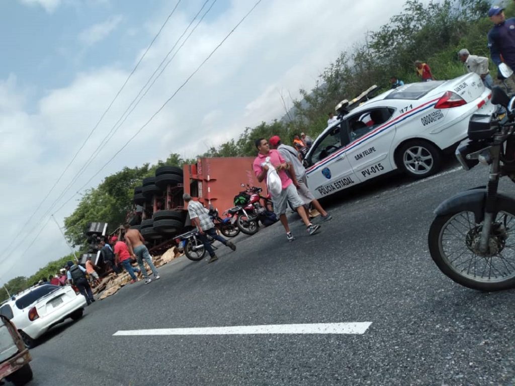 Transeúntes y motorizados hurtaron mercancía de camión de la Polar que volcó en Yaracuy