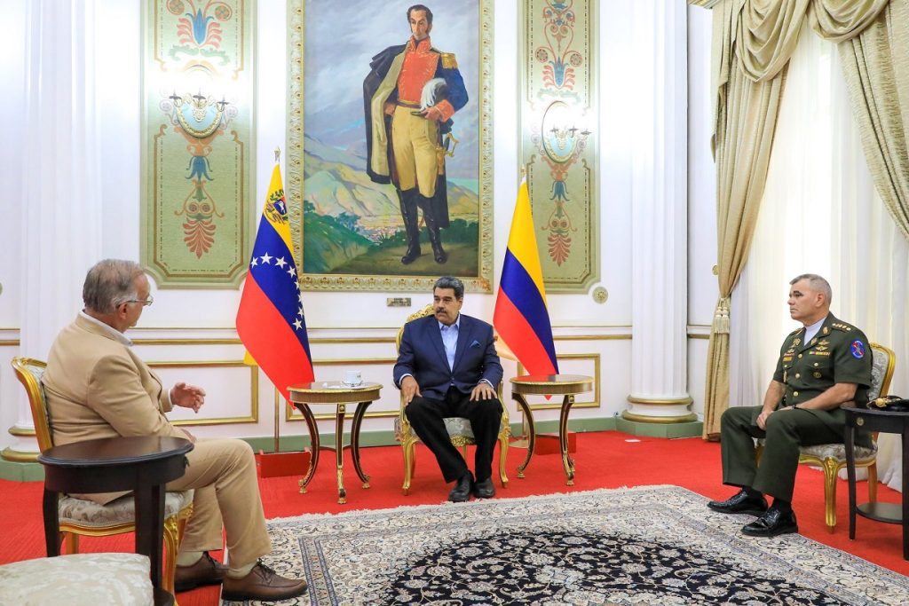 Maduro revisó cooperación en materia de seguridad con el ministro de defensa colombiano